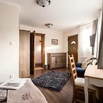 Private With Indoor Pool فيلة