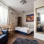 Private With Indoor Pool بودابست